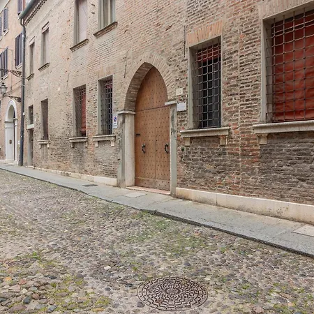 Guesthost - The House Of Harry Potter And A Story