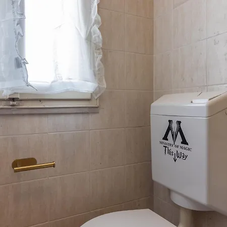 Guesthost - The House Of Harry Potter And A Story Apartment