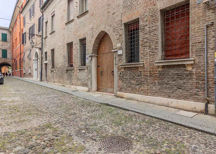 Guesthost - The House Of Harry Potter And A Story