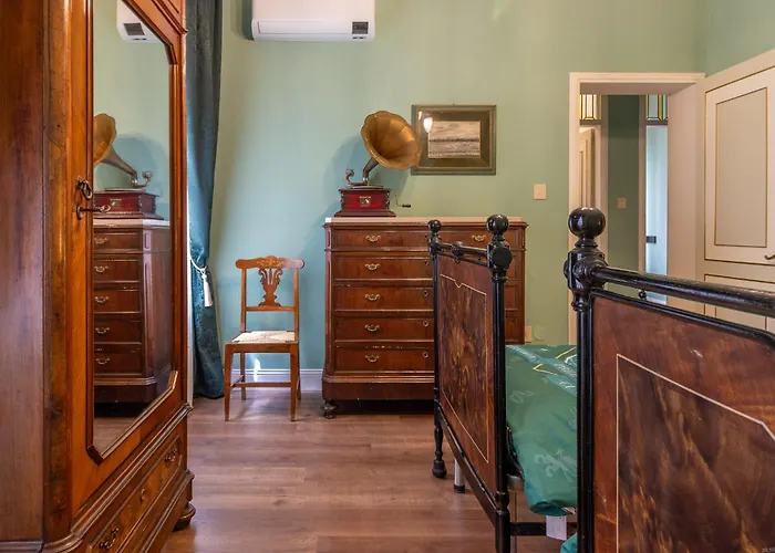 Guesthost - The House Of Harry Potter And A Story